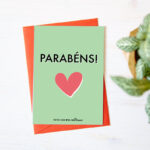 Postal con sobre "Parabéns!"