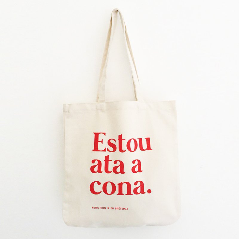 Saca de tela "Estou ata a cona" cor natural letra vermella / orgánica