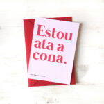 Postal con sobre "Estou ata a cona!"