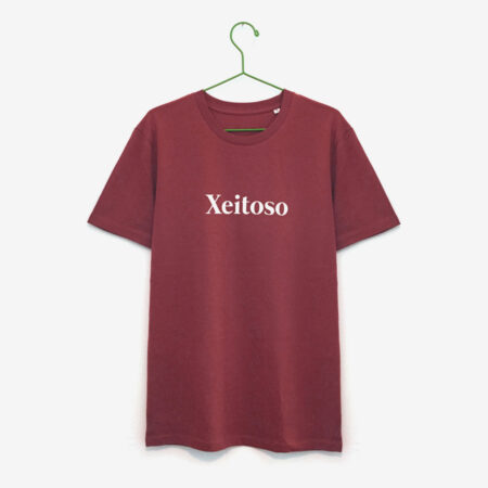 Camiseta "Xeitoso" / burdeos / orgánica
