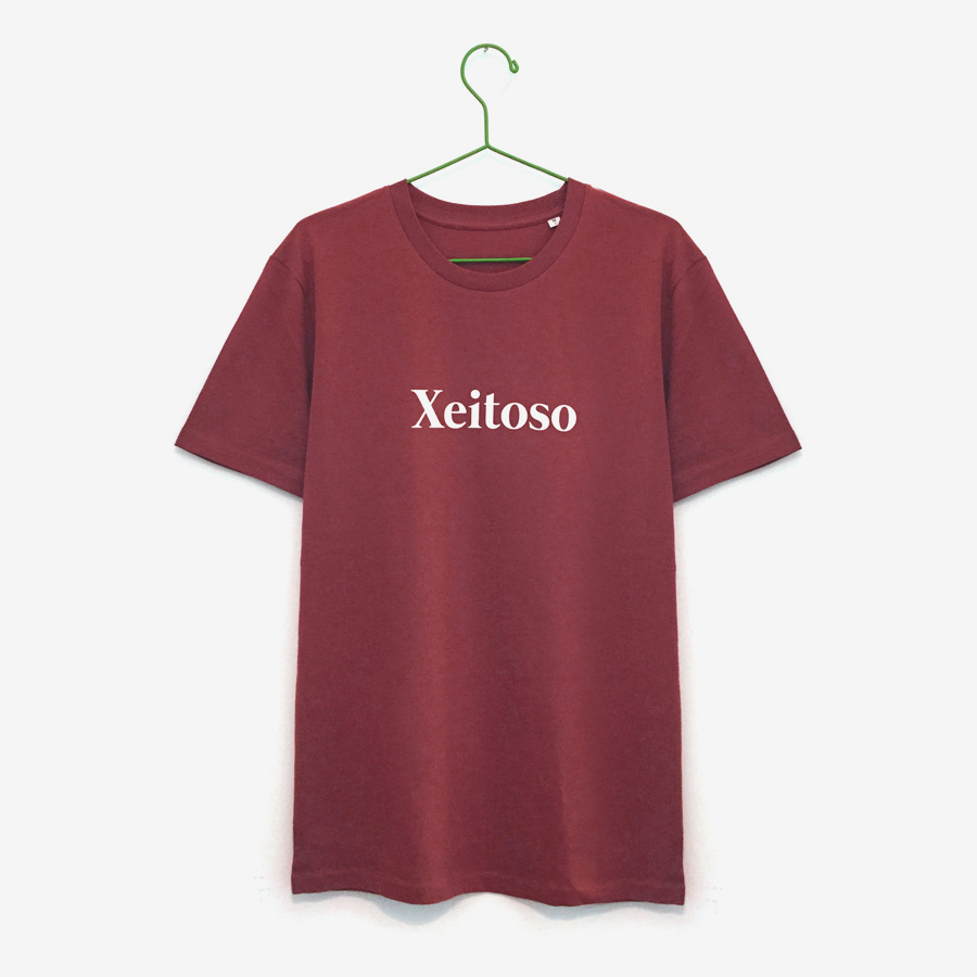 Camiseta "Xeitoso" / burdeos / orgánica